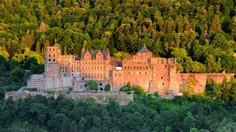 Le Château de Heidelberg: Forteresse Médiévale Perchée sur une Colline Romantique!