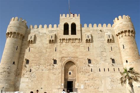 Le Complexe Funéraire de Qaitbay: Un Voyage à Travers le Temps et l'Histoire!