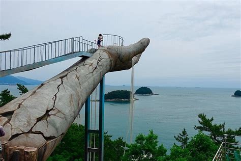 Le Musée de l'Art Contemporain à Yeosu! Une Odyssée Visuelle et un Voyage dans le Futur