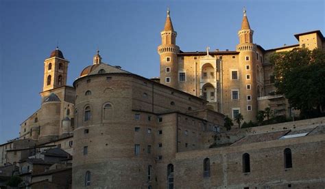  Le Palazzo Ducale: Un chef-d'œuvre architectural au cœur de l'histoire Urbinoise !