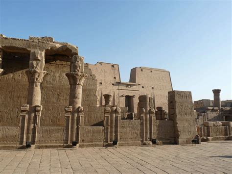 Le Temple d’Horus à Edfou: Une Odyssée Mystique dans le Temps!